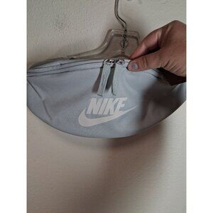 NWT Nike Logo Crossbody Fanny Pack Bag Unisex Adult Gray White DB0490-034